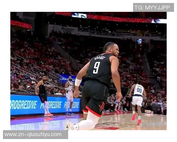 狄龙半场表现抢眼得分上双但犯规频繁状态堪忧 狄龙半场表现抢眼得分上双但犯规频繁状态堪忧