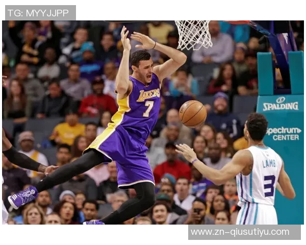 小南斯篮下强势扣篮展现霸主风范引爆全场激情时刻