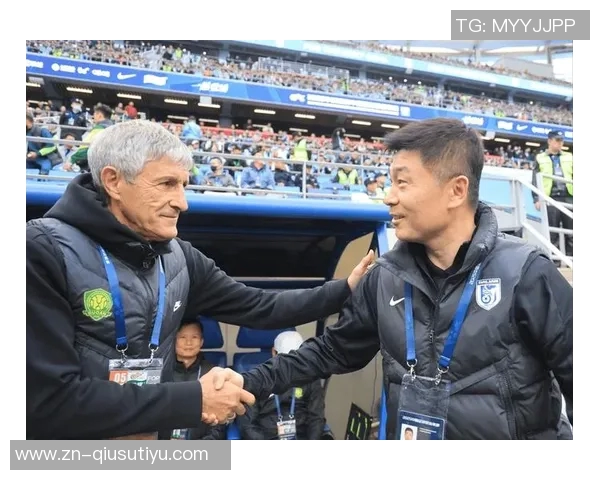 前国安主帅塞蒂恩亲临拉帕比赛现场与赫塞比埃拉等球星亲密合影